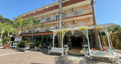 Hotel Happy Days