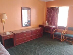 Zimmer, 1 Queen-Bett, Kühlschrank und Mikrowelle, Erdgeschoss | Schreibtisch, kostenloses WLAN, Bettwäsche