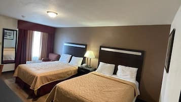 Habitación, 2 camas de matrimonio | Escritorio, wifi gratis, ropa de cama