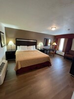 Escritorio, wifi gratis y ropa de cama 