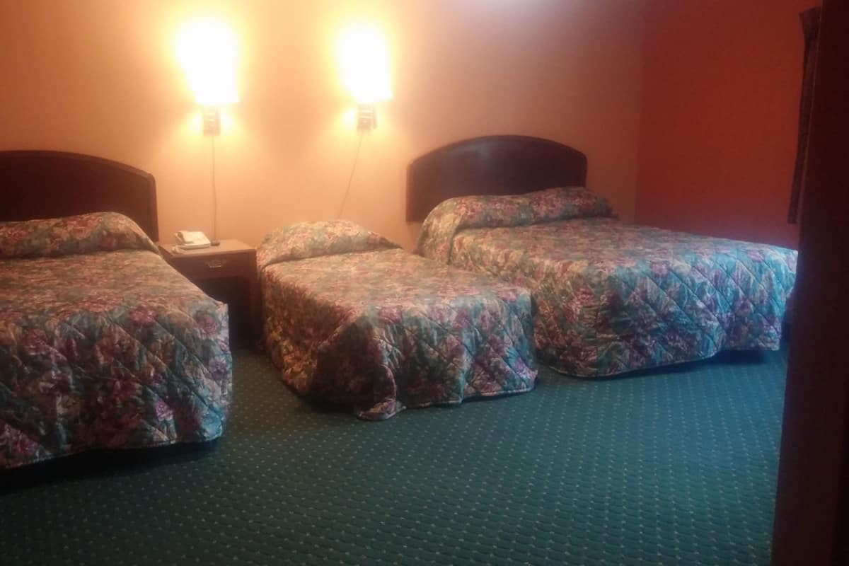 Deluxe Triple Room, 3 Bedrooms | Desk, WiFi (free), bed sheets