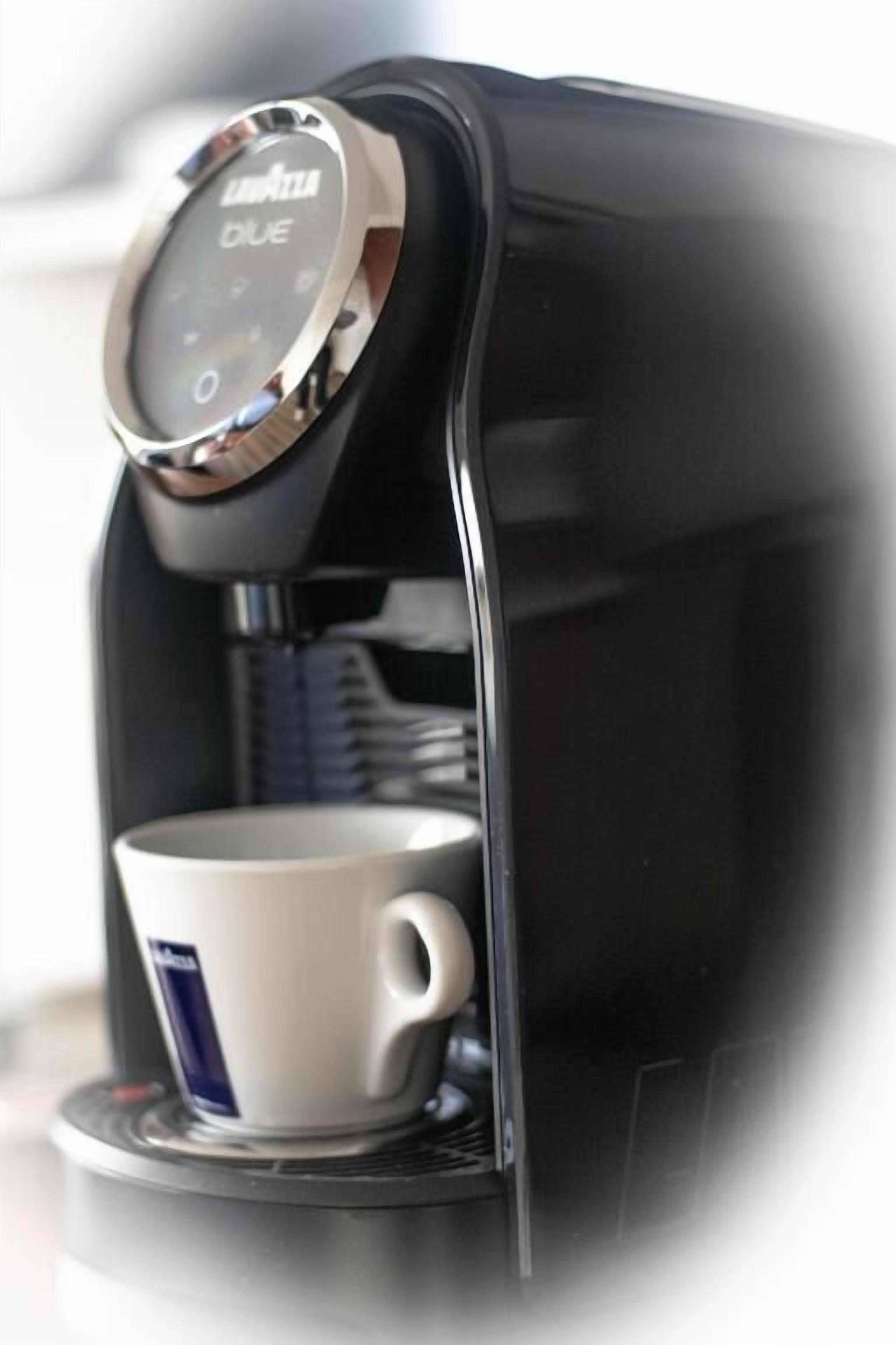 Una macchina da caffè con display digitale e portabicchieri.