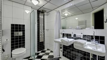 Gratis toiletartikelen, een haardroger, handdoeken