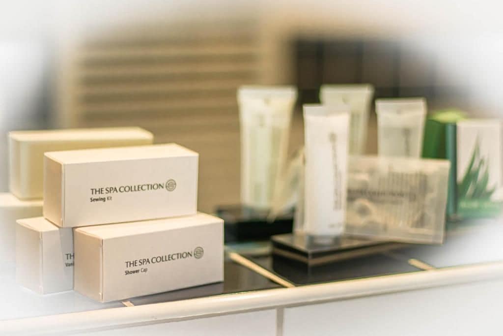 Presentación de productos de la colección de spa, incluyendo un kit de costura y un gorro de ducha.