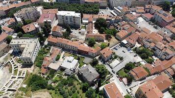 Dislocated Room (Annex Building) | Seprai premium, selimut bulu angsa, bantalan ekstra lembut, dan brankas