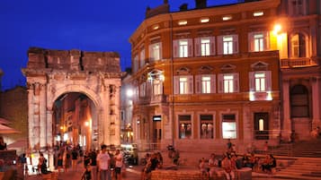 Bagian depan properti - sore/malam