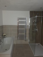 Bañera con ducha, artículos de tocador gratuitos, secador de pelo