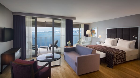 Mediterrenian Suite | Coin séjour | Télévision LCD de 40 pouces avec chaînes par satellite, télévision