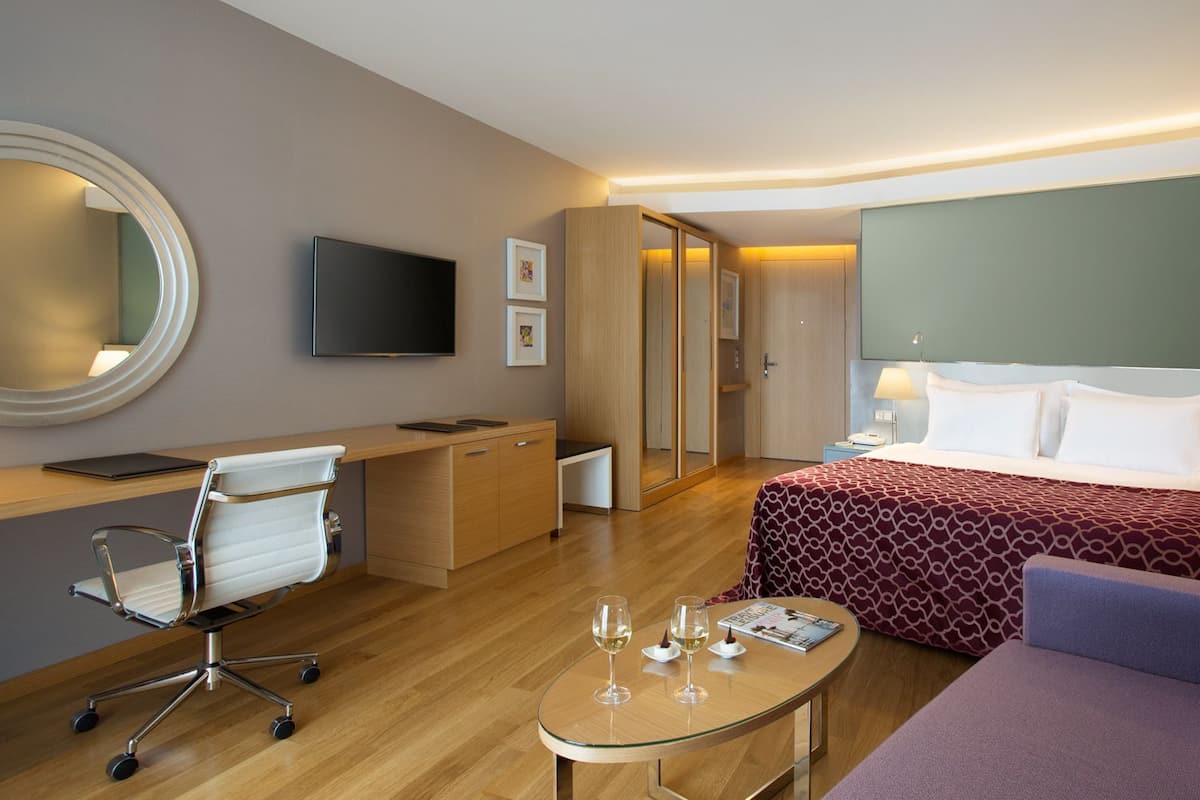 Grand Deluxe Room with Sea View | Down duvets, in-room safe, free cots/infant beds, free WiFi