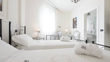 Phòng đôi hoặc 2 giường đơn tiện nghi đơn giản | Minibar với thức ăn, đồ uống miễn phí, két bảo mật tại phòng, bàn