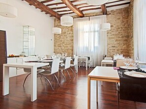 Breakfast, lunch, dinner and brunch served  - El Palacete del Obispo (Quintanilla San Garcia)