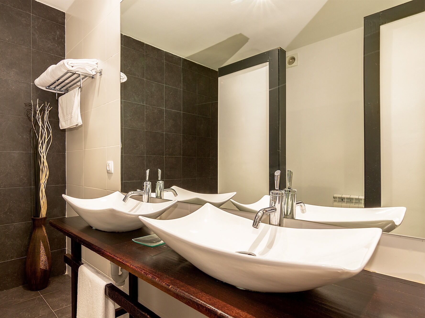 comfort suite, ensuite, mountain view | bathroom | shower, rainfall showerhead, free toiletries, hair dryer