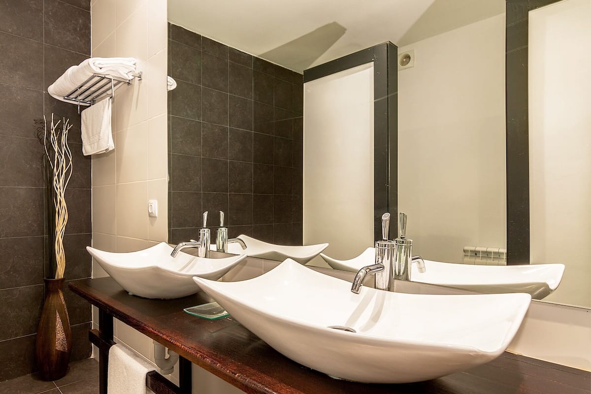 comfort suite, ensuite, mountain view | bathroom | shower, rainfall showerhead, free toiletries, hair dryer