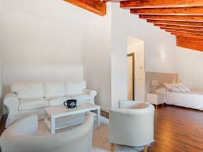 Suite – comfort, eget bad, fjellutsikt | Oppholdsrom | En 18-tommers Flatskjerm-TV med kabel-kanaler samt TV