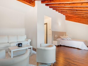 Suite – comfort, eget bad, fjellutsikt | Individuelt innredet, skrivebord og skrivebord for bærbar PC