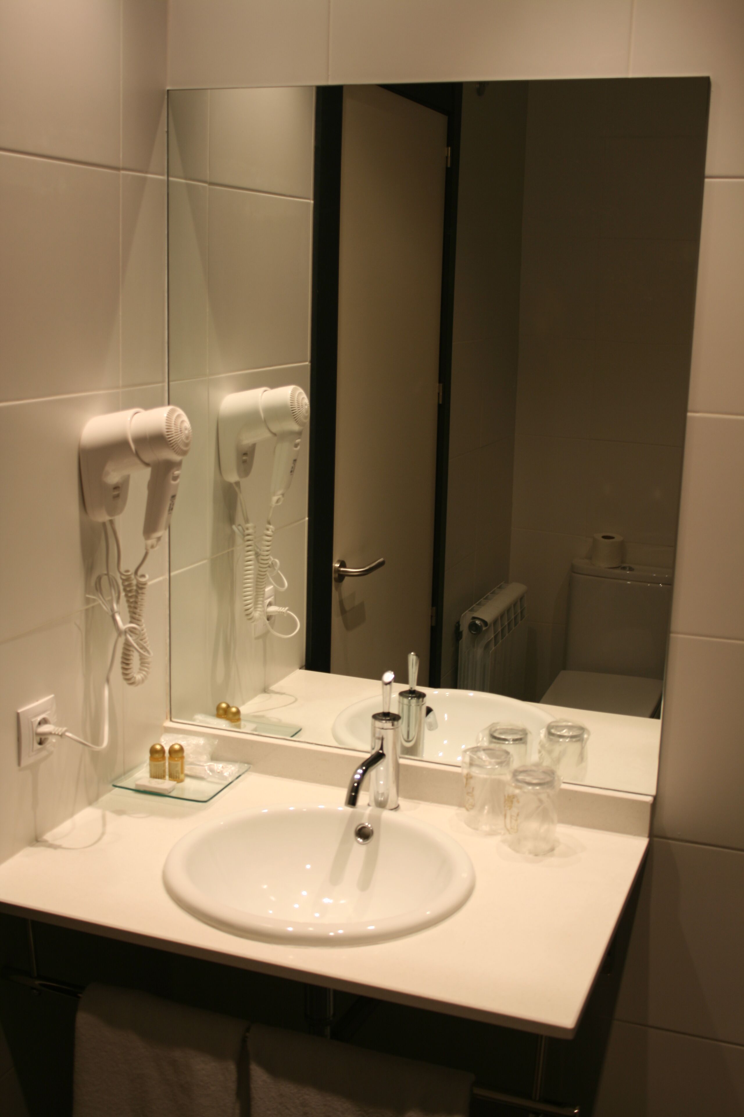 shower, rainfall showerhead, free toiletries, hair dryer