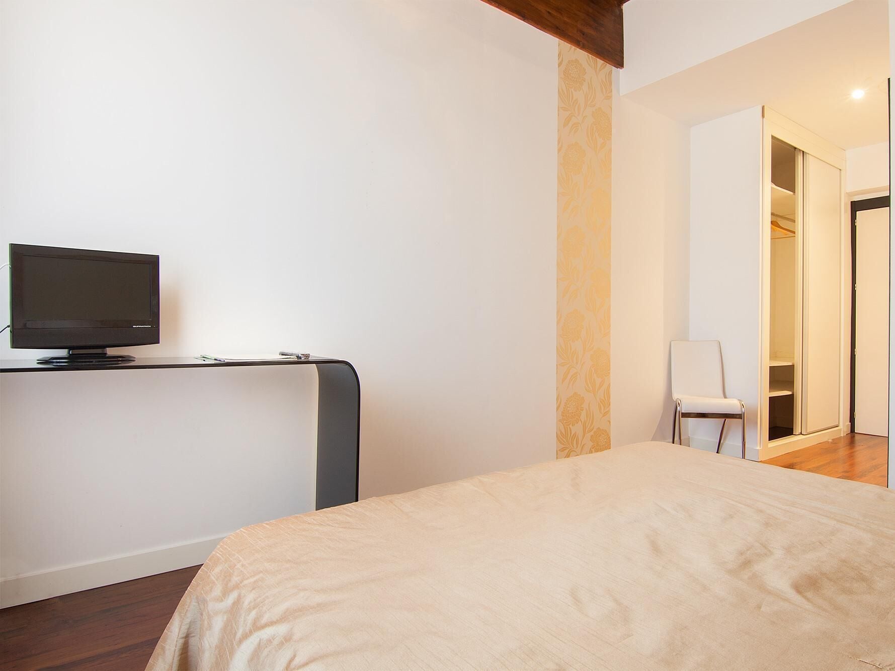 double or twin room, ensuite, mountain view | individually furnished, desk, laptop workspace, blackout curtains