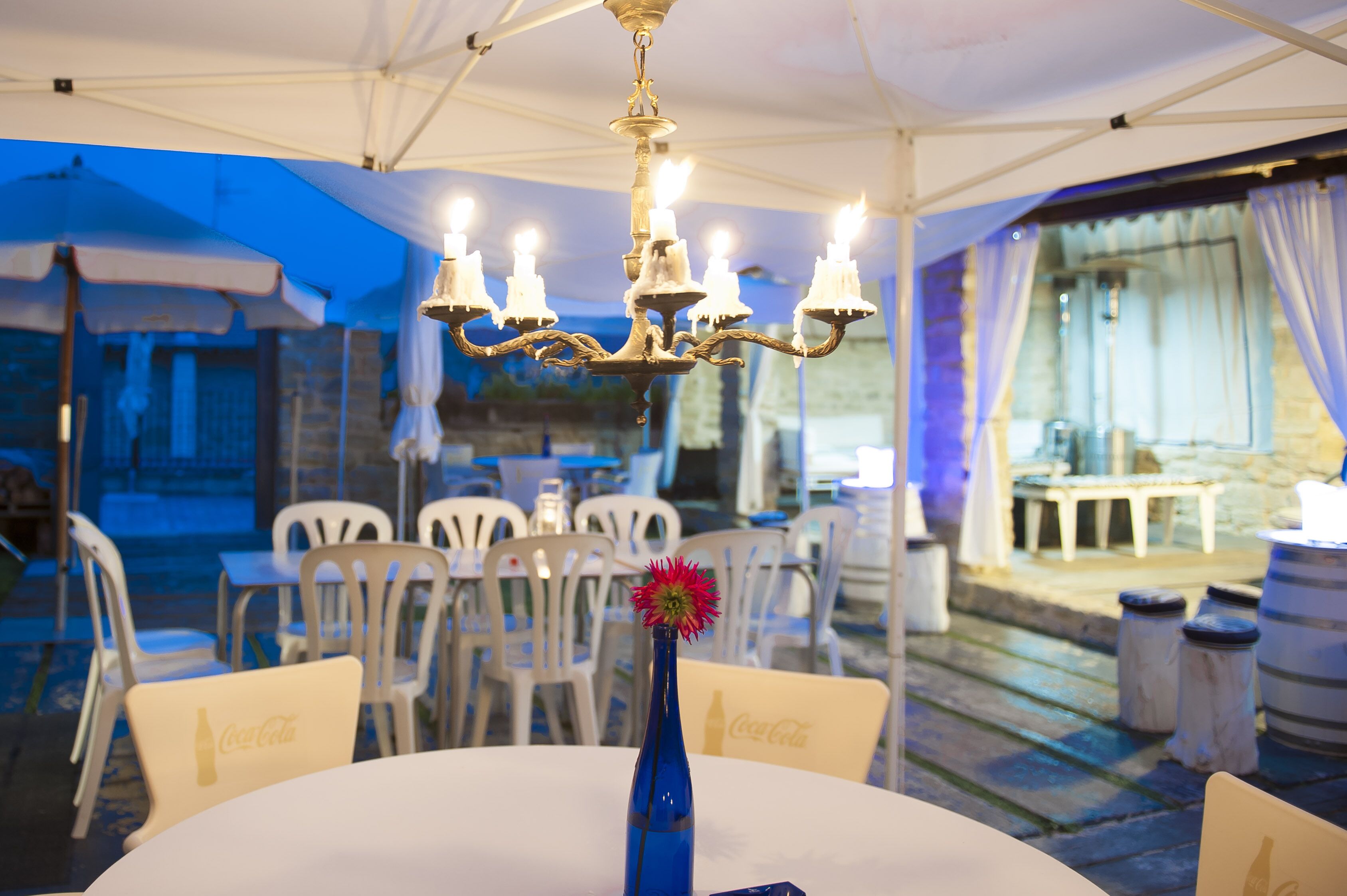 breakfast, lunch and dinner served