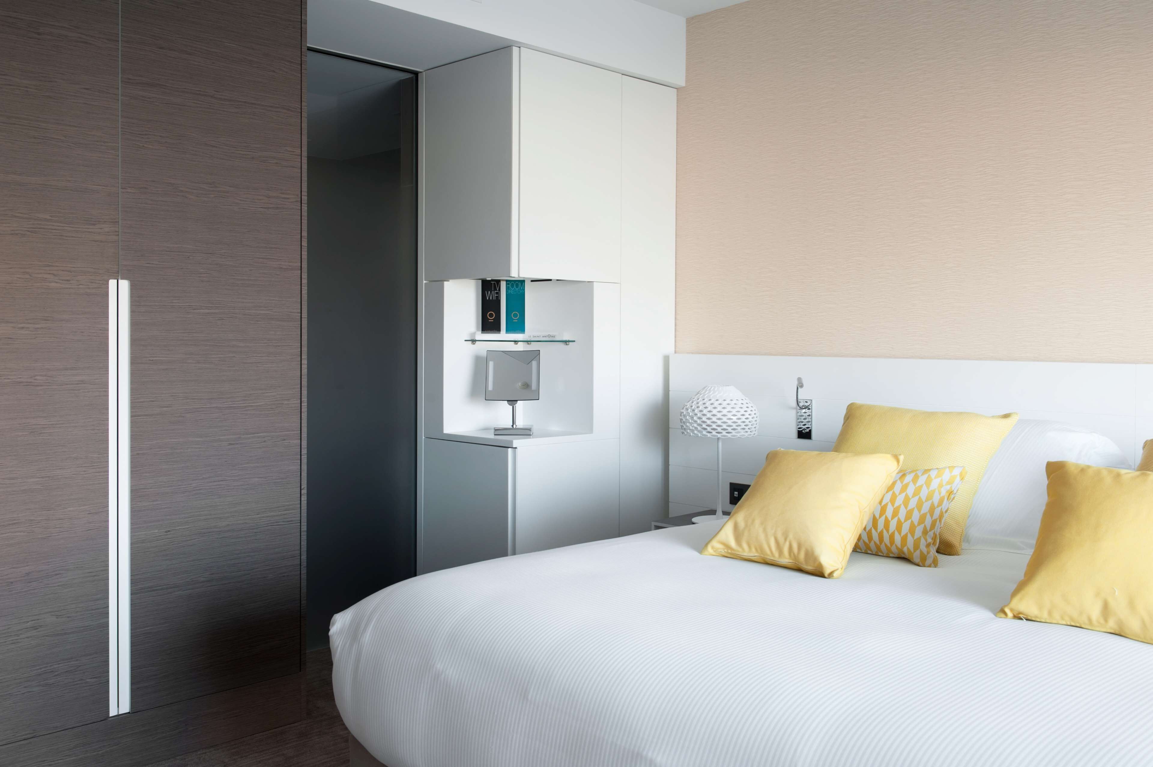 Deluxe Room, 1 Queen Bed, Non Smoking (Larger Room;Twin bed on request) | Premium bedding, minibar, in-room safe, desk