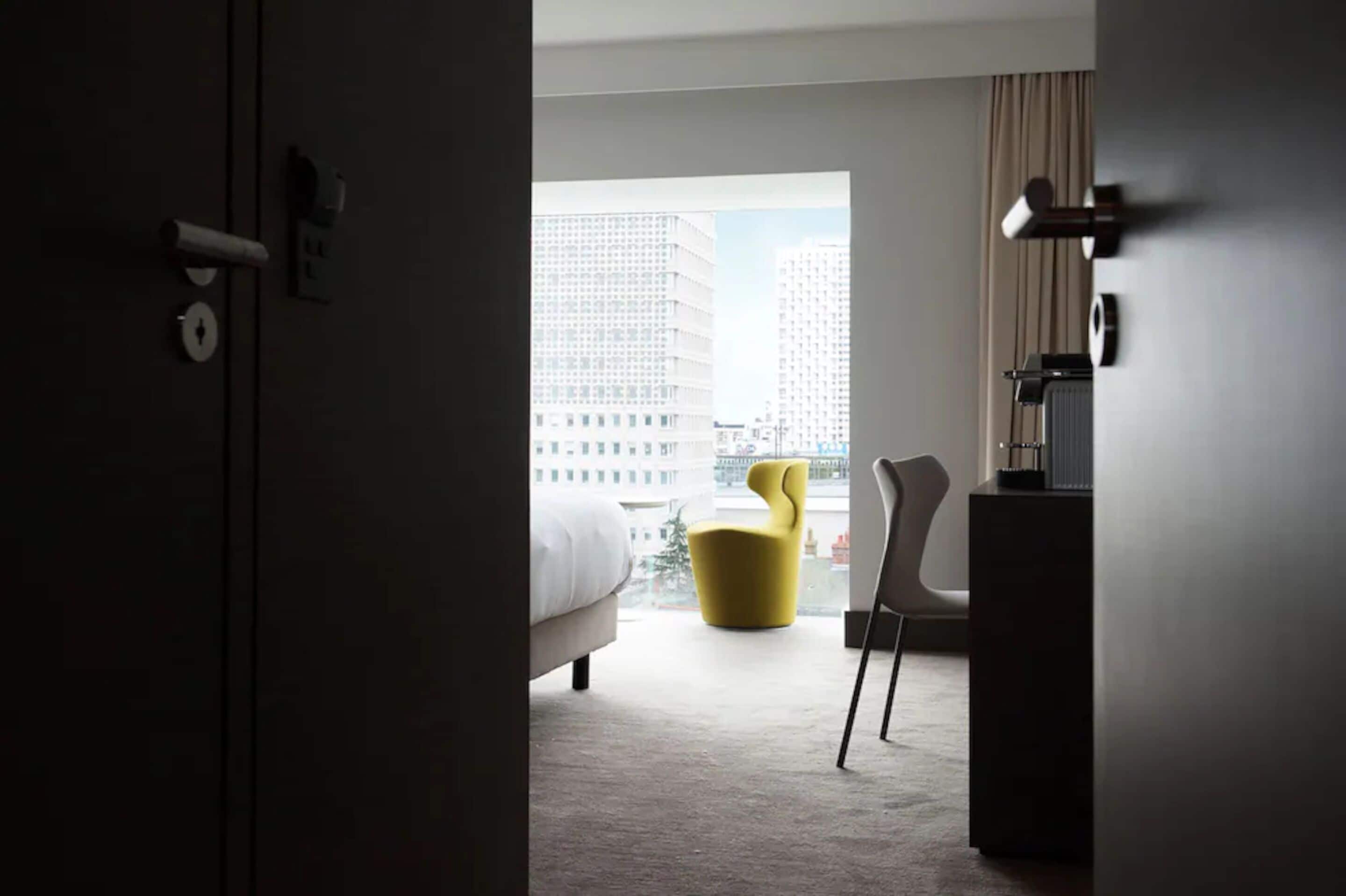 deluxe room, 1 queen bed, non smoking (larger room;twin bed on request) | premium bedding, minibar, in-room safe, desk