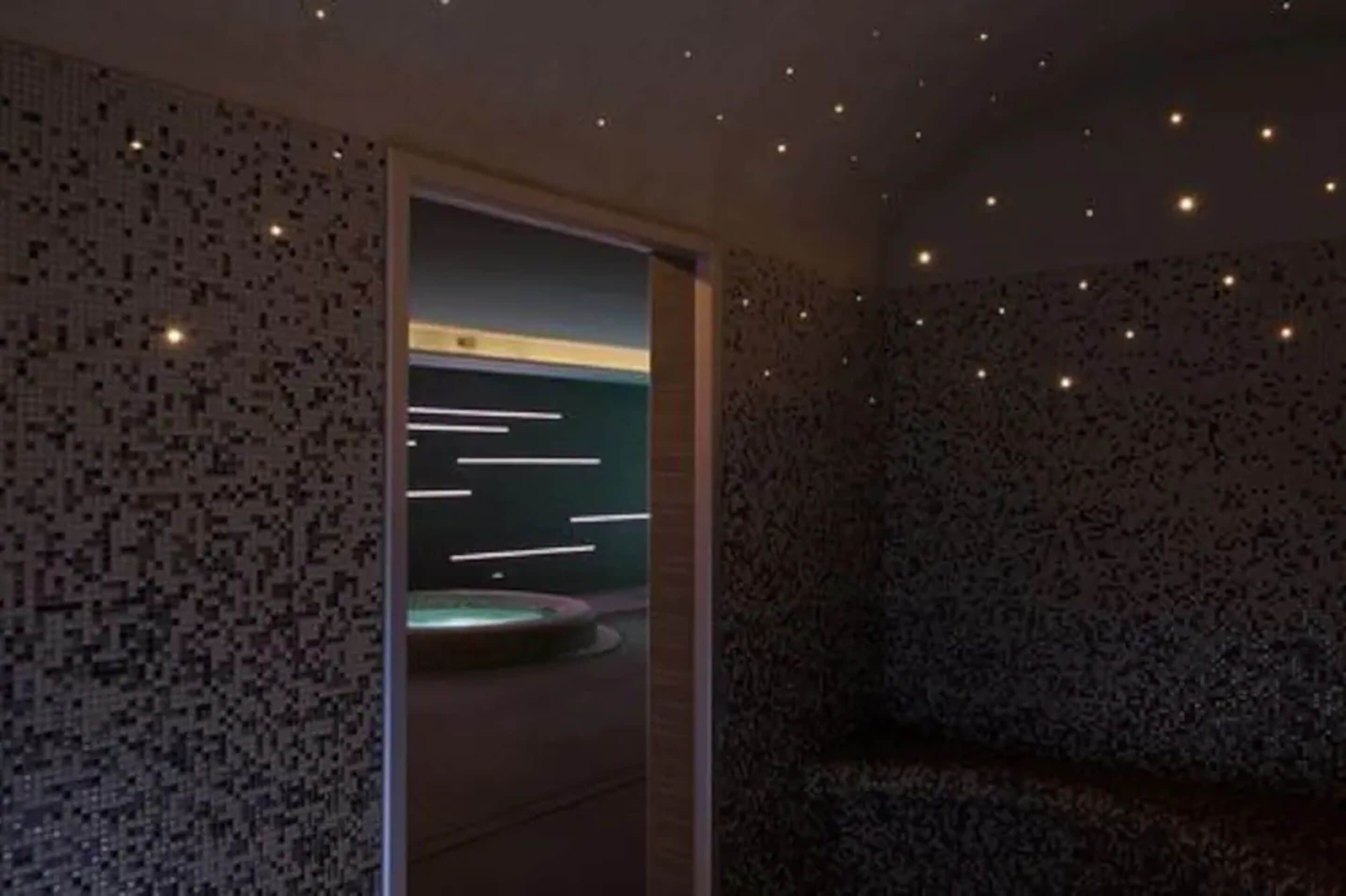 Un intérieur moderne avec un mur à motifs et un luminaire circulaire.