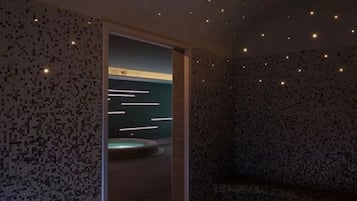 Un intérieur moderne avec un mur à motifs et un luminaire circulaire.