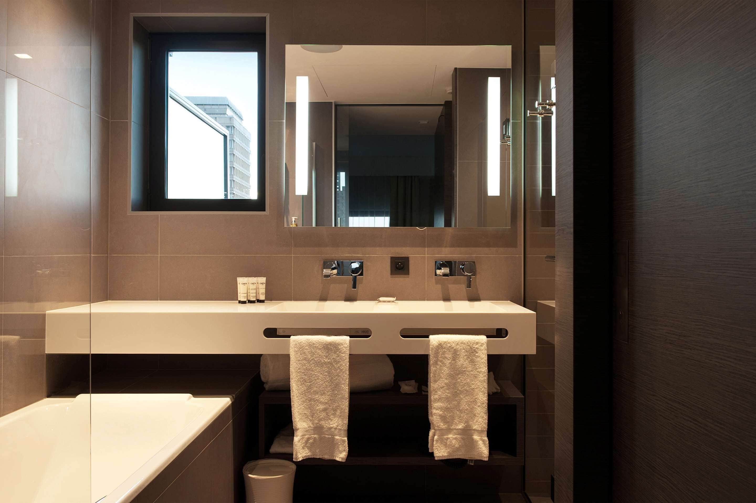 suite, 1 king bed, non smoking (with sofabed) | premium bedding, minibar, in-room safe, desk