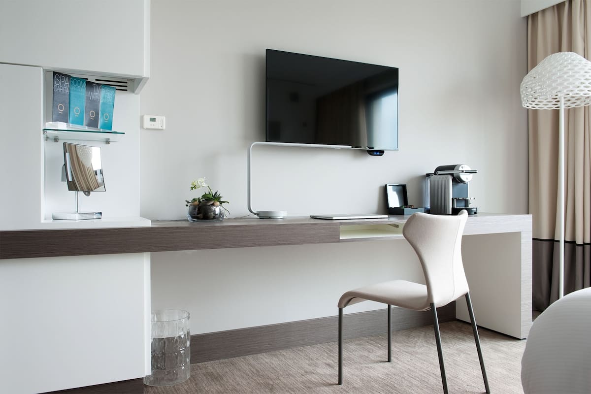 Habitación Deluxe, 1 cama de matrimonio, no fumadores (Larger Room;Twin bed on request) | Ropa de cama de alta calidad, minibar, caja fuerte y escritorio