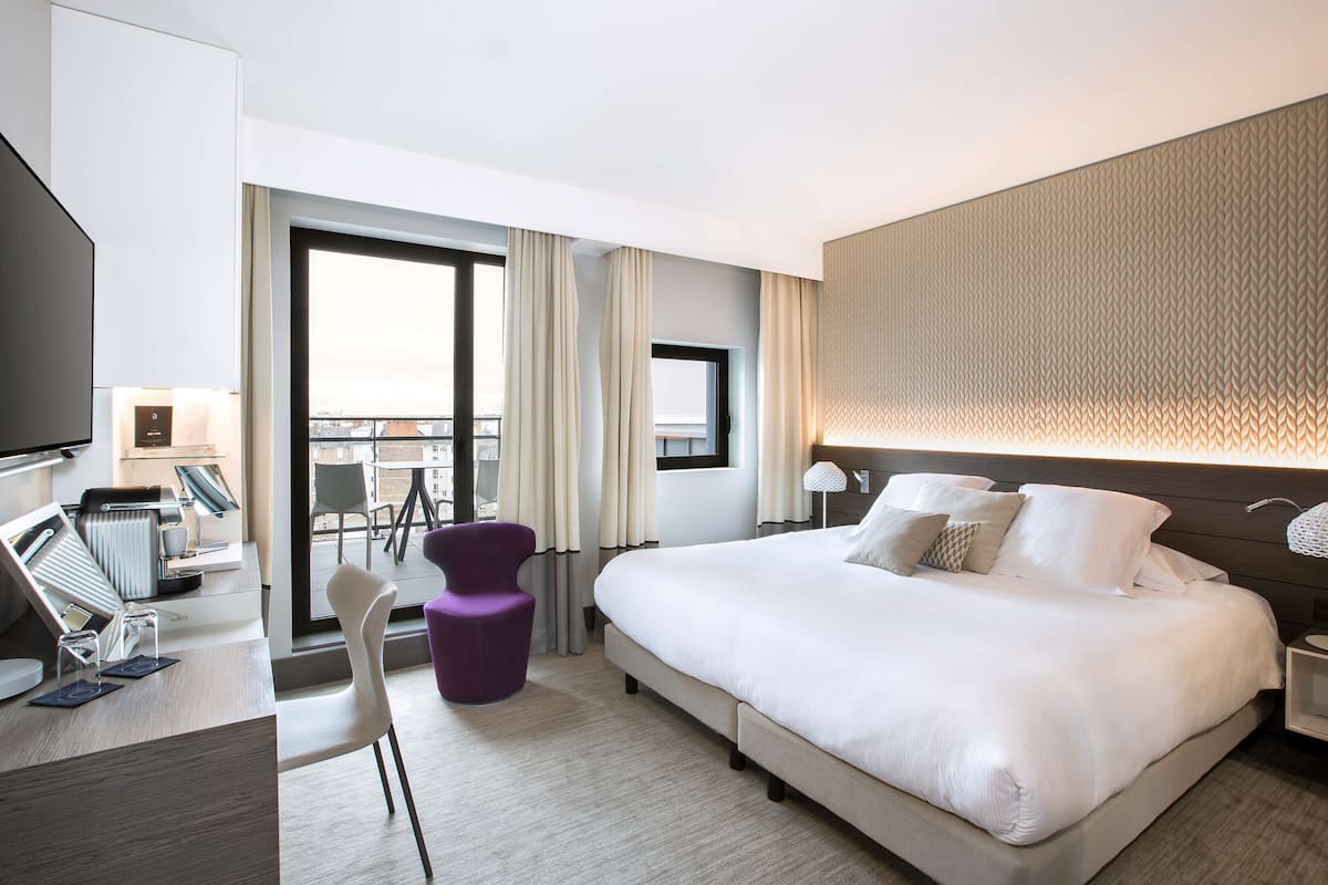 suite, 1 king bed, non smoking (with sofabed) | premium bedding, minibar, in-room safe, desk