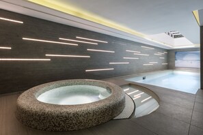 Innenpool, geöffnet von 09:00 Uhr bis 22:00 Uhr, Liegestühle