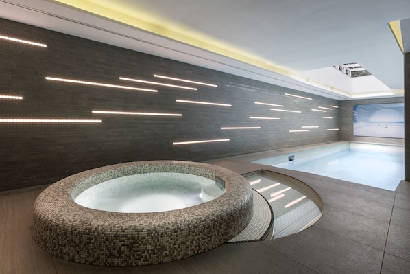 Indoor pool, open 9:00 AM to 10:00 PM, pool loungers - Le Saint-Antoine Hotel & Spa, BW Premier Collection (Rennes)