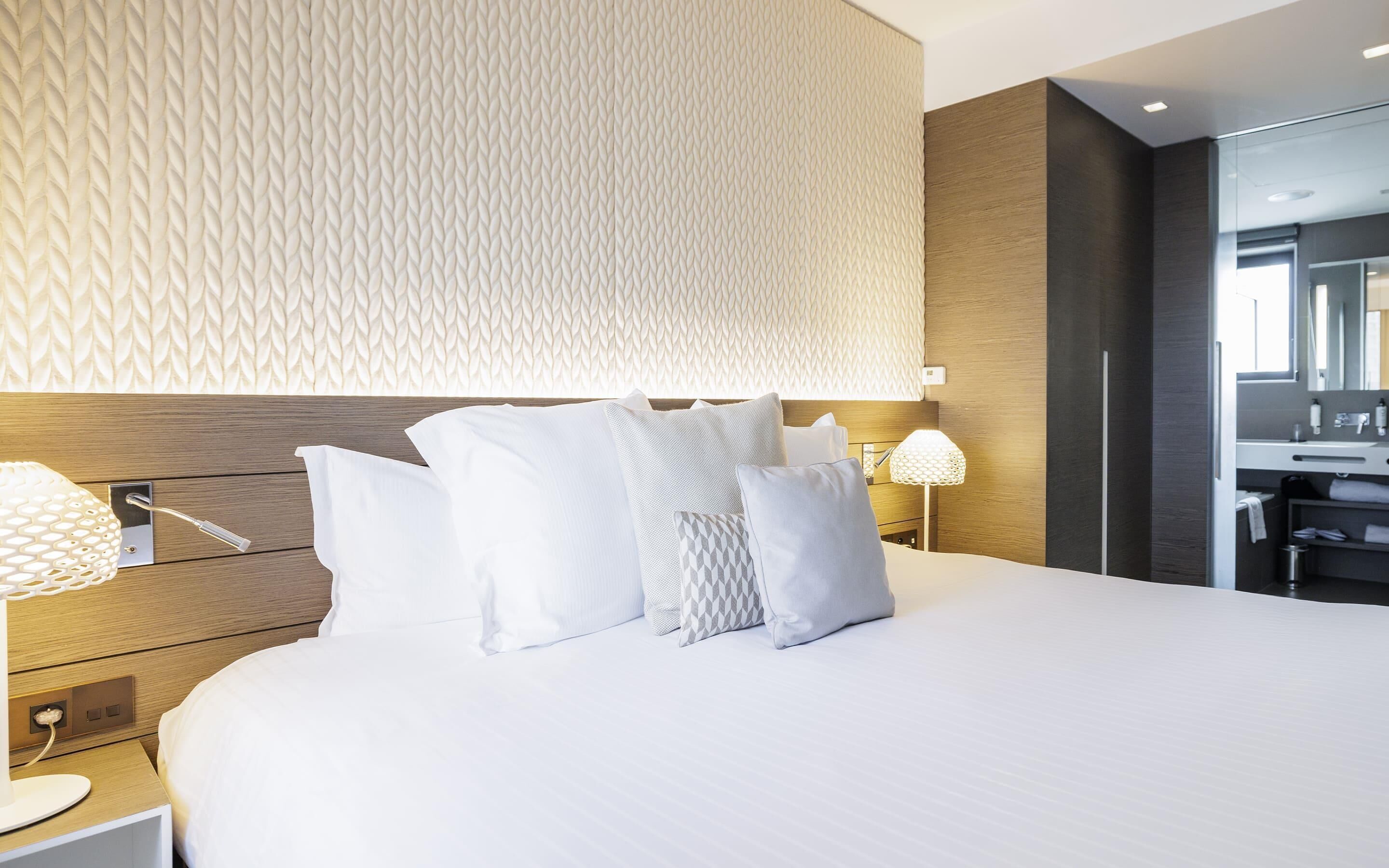 Deluxe-Zimmer, 1 Queen-Bett, Nichtraucher (Larger Room;Twin bed on request) | Hochwertige Bettwaren, Minibar, Zimmersafe, Schreibtisch
