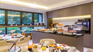 Bữa sáng buffet hàng ngày với phụ phí nhỏ