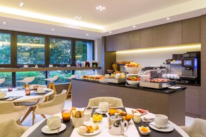 Daily buffet breakfast for a fee