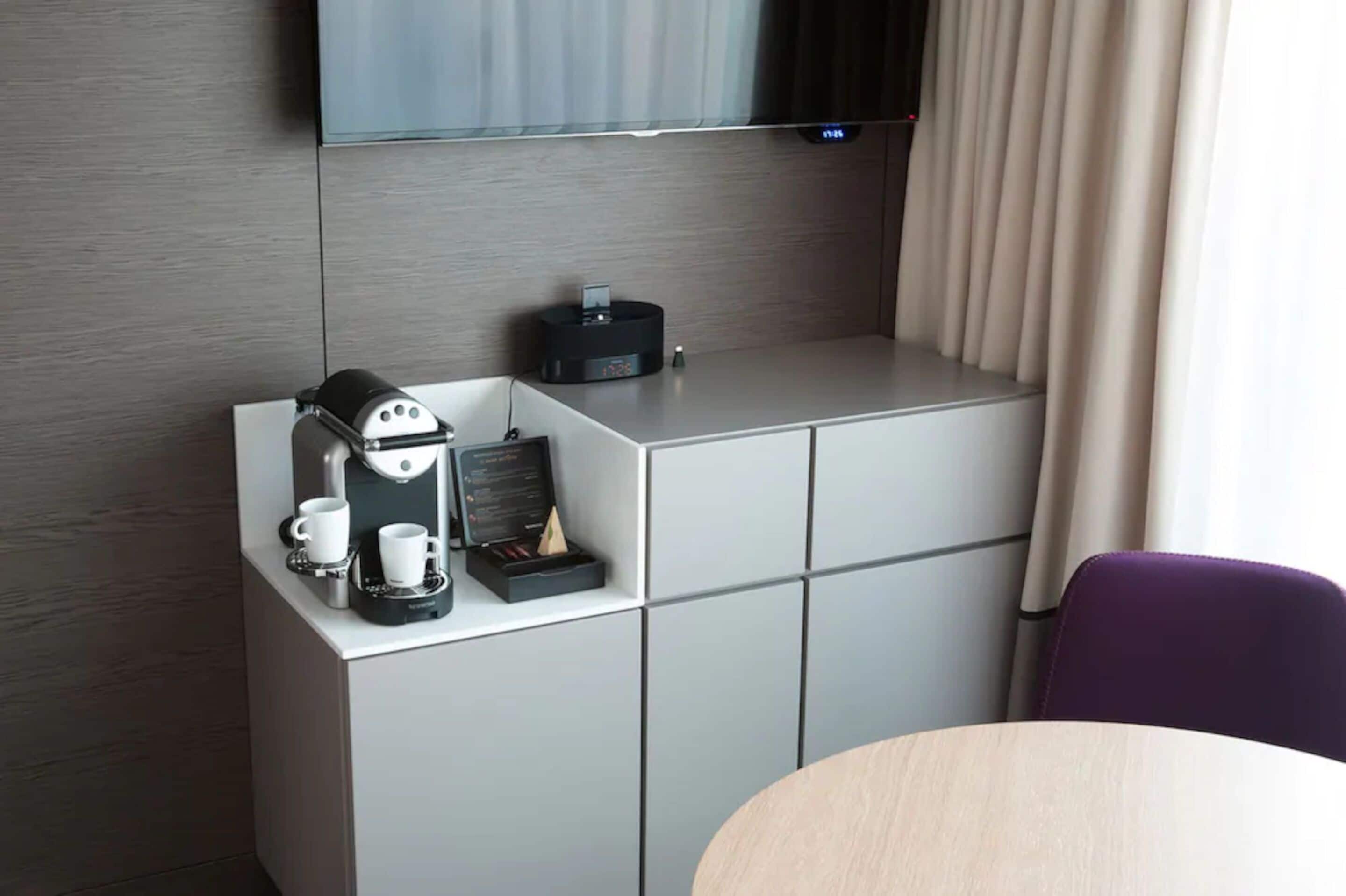 suite, 1 king bed, non smoking (with sofabed) | in-room dining