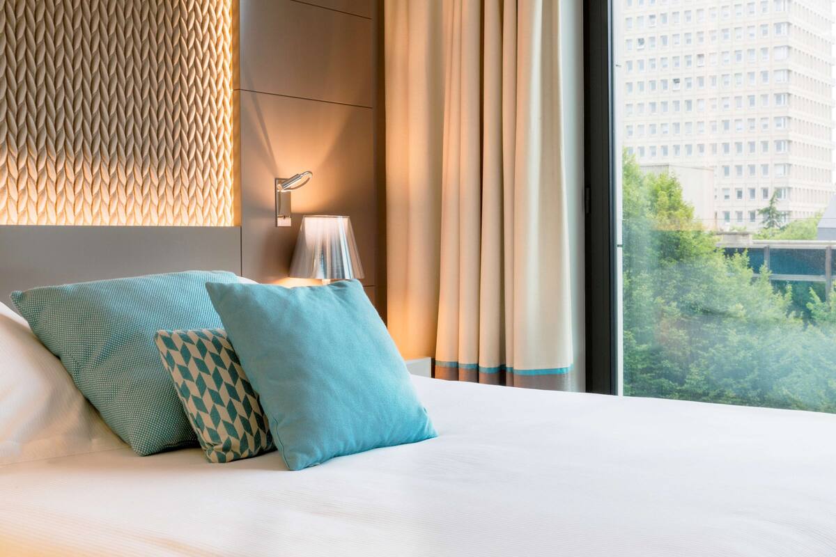 superior room, 1 queen bed, non smoking | premium bedding, minibar, in-room safe, desk