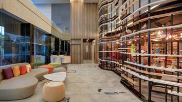 Área de estar no saguão