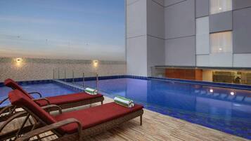 2 kolam renang terbuka, kerusi lepak pantai