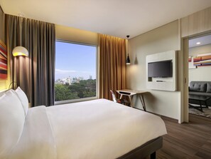 Habitación familiar, 1 cama doble con sofá cama | Minibar (con algunos artículos gratuitos), caja fuerte, escritorio