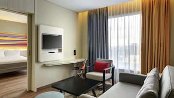 Kamar Keluarga, 1 Tempat Tidur Double dengan tempat tidur Sofa | Isi minibar gratis, brankas, meja kerja, dan kedap suara