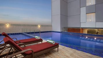 2 utendørsbassenger og solsenger