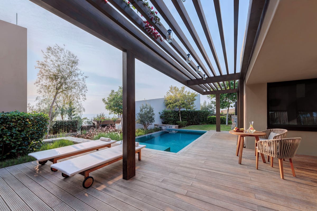 Ridge Terrace with Pool Garden View | Utsikt fra rommet