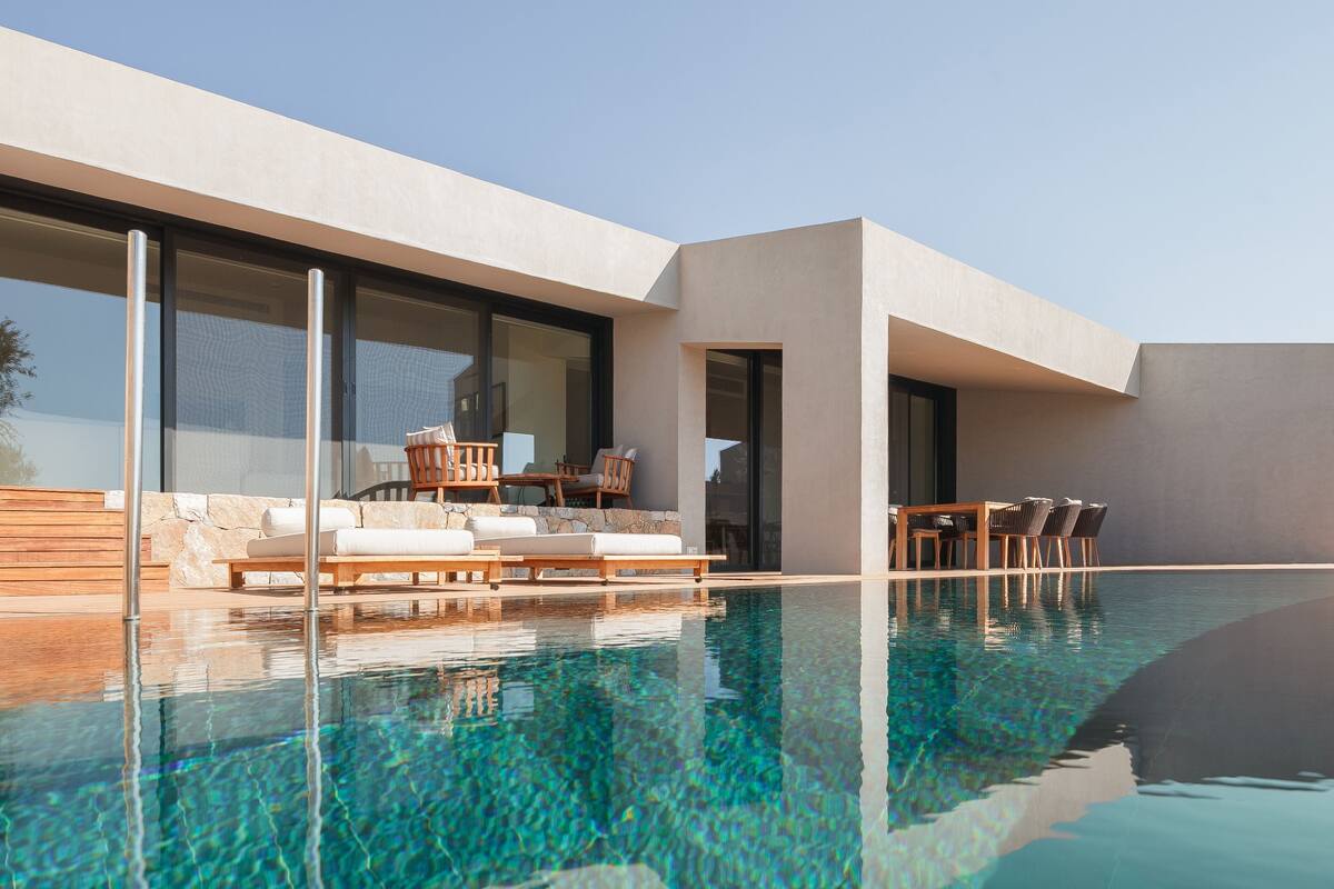 3 Bedroom Pool Residence | Safe på rommet, skrivebord, lydisolert og strykejern/-brett