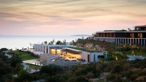 A modern resort with a pool, outdoor seating, and a view of the sea. - Six Senses Kaplankaya (Milas)