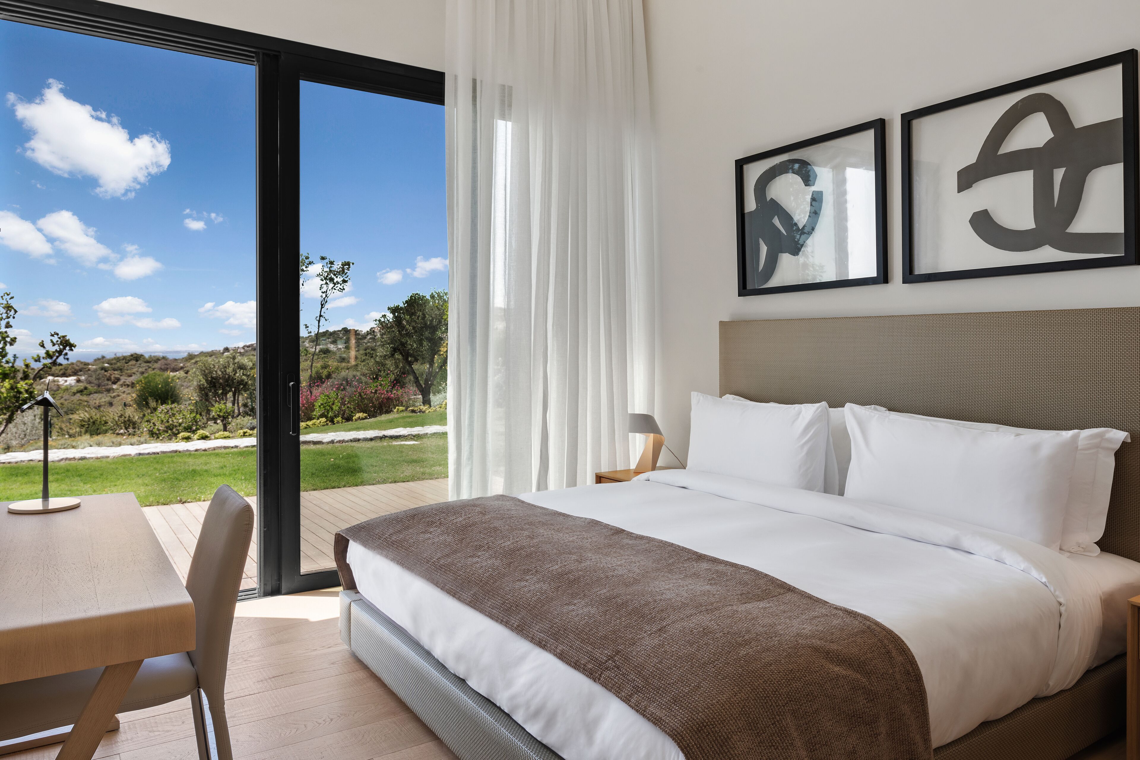 Een kluis op de kamer, een bureau, geluiddichte muren