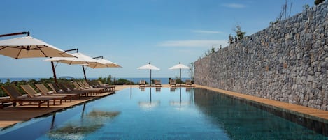 Piscina interna, piscina externa sazonal, guarda-sóis, espreguiçadeiras