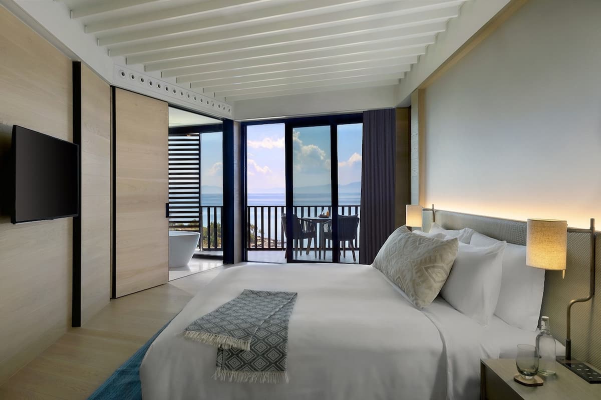 junior suite sea view | 1 bedroom, in-room safe, desk, soundproofing