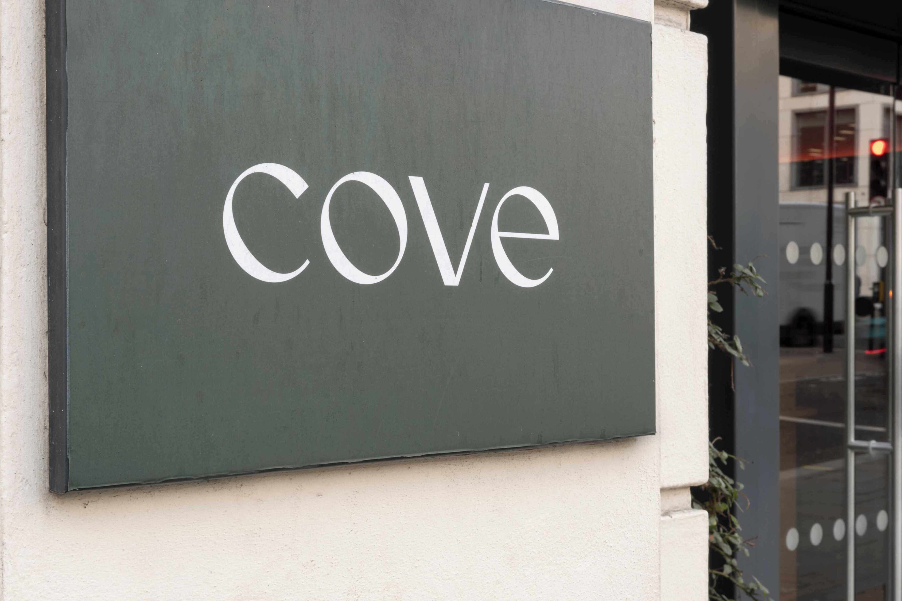 En skylt med ordet ”Cove” på en byggnadsfasad.