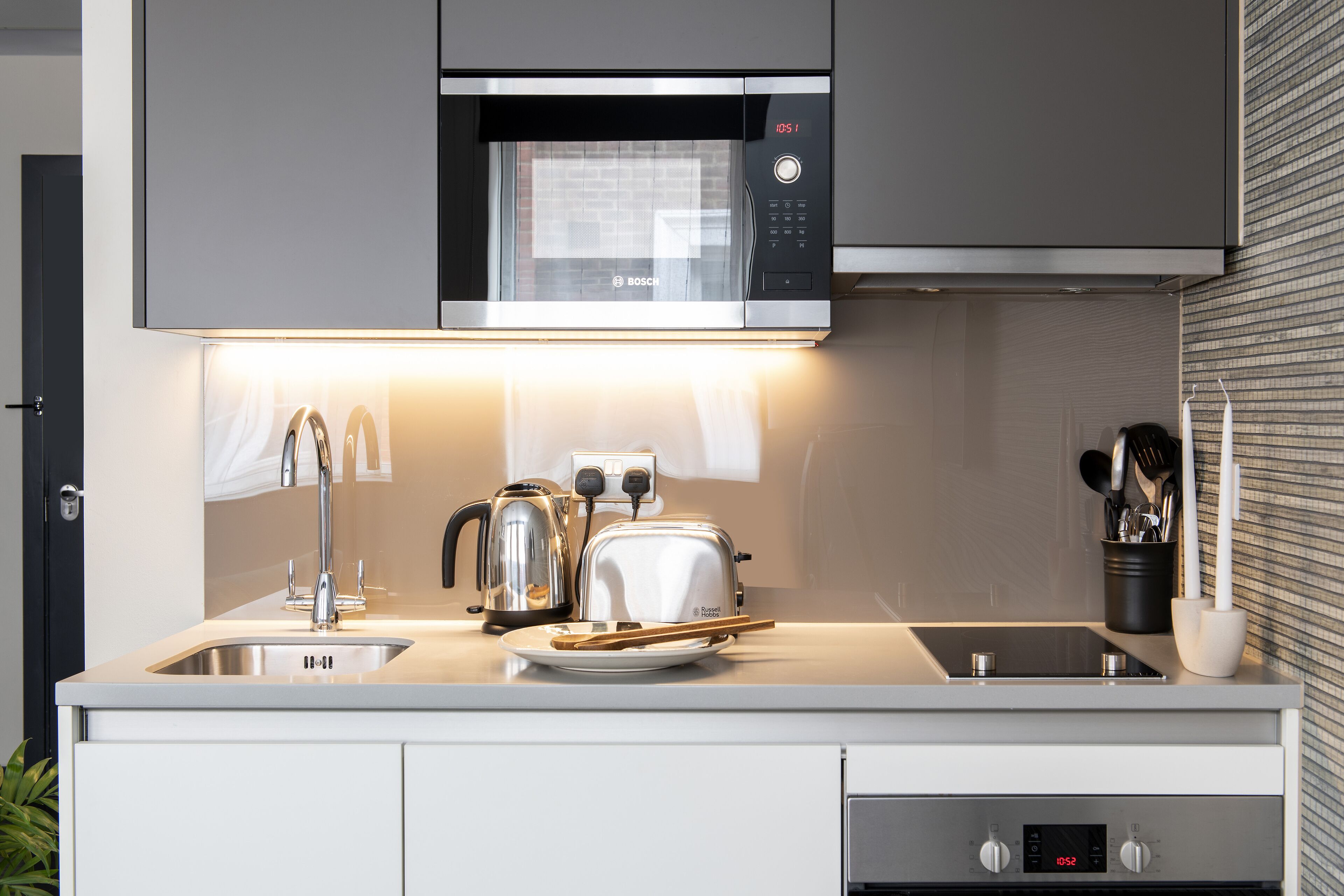 冰箱、微波炉、烤箱、炉灶