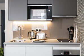 Réfrigérateur, micro-ondes, four, plaque de cuisson